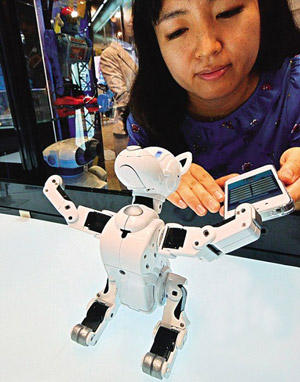 “东京玩具展2012”展出智能手机操控机器狗