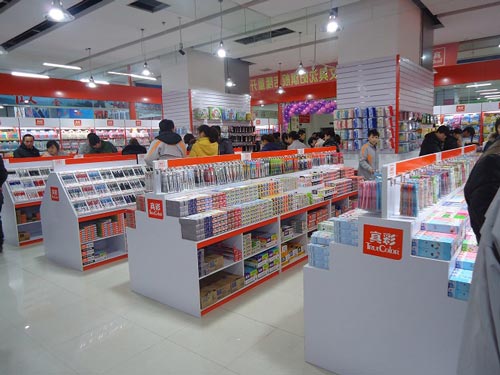 真彩文具沈阳旗舰店营业面积近300平方米,销售产品涵盖书写工具、学生用品、美术画材和办公用品等