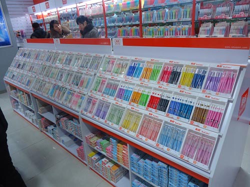 真彩文具沈阳旗舰店营业面积近300平方米,销售产品涵盖书写工具、学生用品、美术画材和办公用品等
