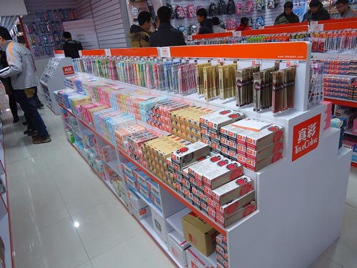 真彩文具沈阳旗舰店营业面积近300平方米,销售产品涵盖书写工具、学生用品、美术画材和办公用品等