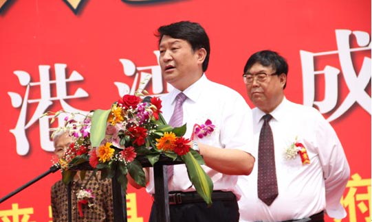 贝发集团董事长邱智铭在中国文具产业示范园奠基仪式暨投资说明会上做项目介绍,勾画中国文具产业示范区宏伟蓝图。