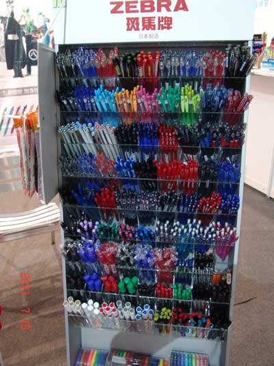 斑马展区的展品不错哦,磁性记号笔、多彩签字笔......品种齐全、色彩鲜艳!