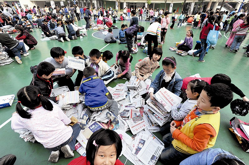 楚天都市报讯 图为:水果湖一小的孩子们整理报纸兑换铅笔 记者叶茂林摄
