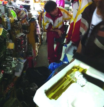 记者暗访地下通道文具市场,销售商家被查处