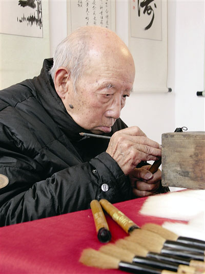 文房四宝：百年老店戴月轩 千万毛中选一毫【戴月轩第二代传人李树元89岁时为毛笔刻字】